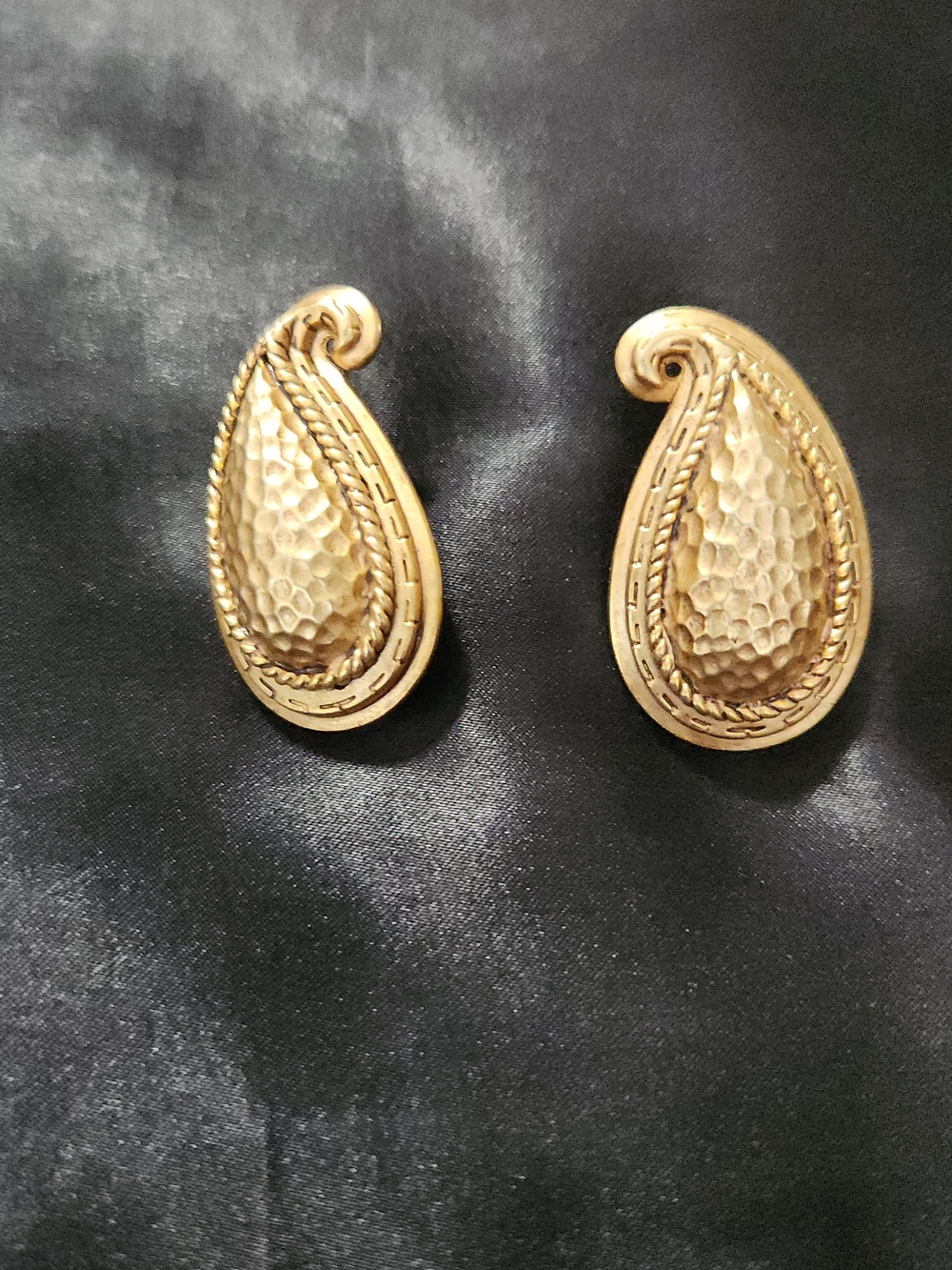 Oscar de la Renta Gold Hammered Teardrop Paisley Post Earrings - Picture 3 of 5